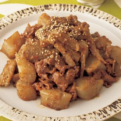  【画像を見る】ピリ辛味でご飯が進む「たたきごぼうとこんにゃくの牛肉みそ炒め」