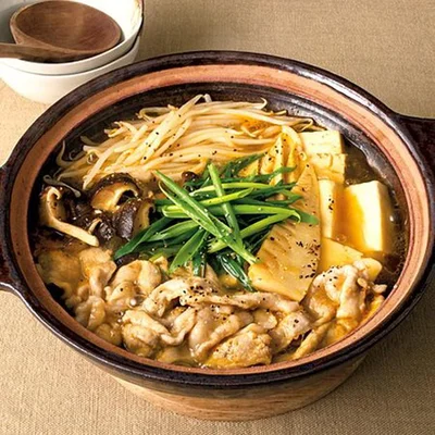 【画像を見る】シメは溶き卵+中華麺で！「豚の酸辣(サンラー)鍋」