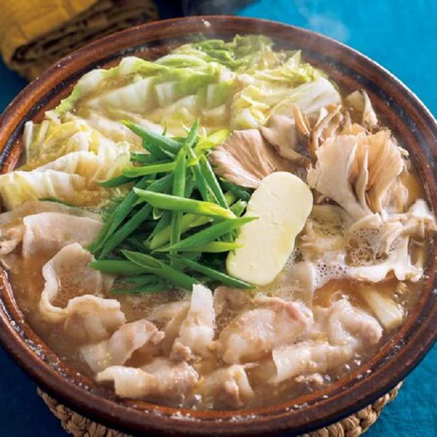 いつもの鍋がバターで激変！ リッチでまろやか「豚肉と白菜のみそバター鍋」