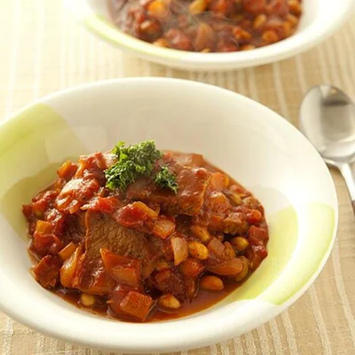 【画像を見る】缶詰を活用して煮込んだような味に！「豚肉と豆のトマトシチュー」