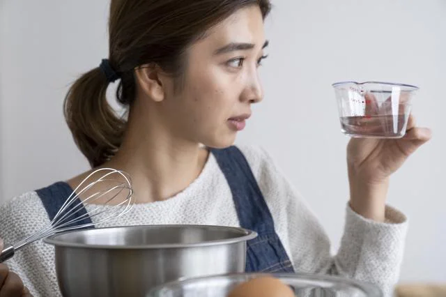 ココを押さえれば失敗しない！プロが教える、お菓子づくり基本の道具の選び方【はかる、ふるう編】
