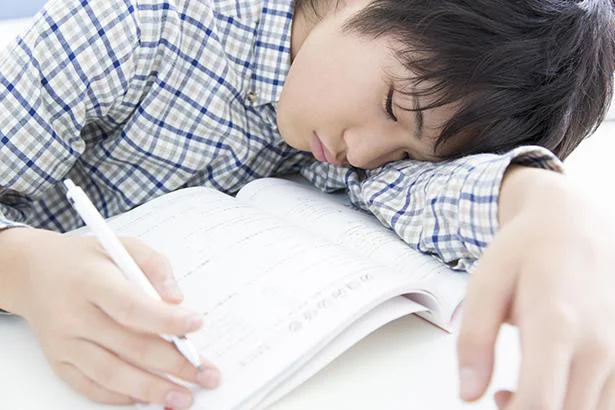 睡眠時間を削って勉強するのは逆効果