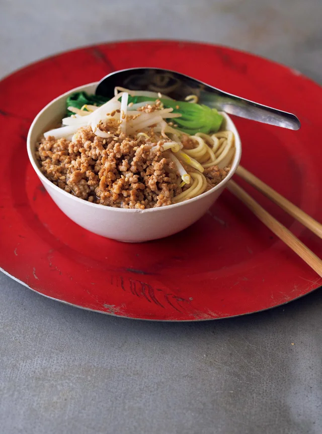 肉そぼろを汁や麺にまぜていただきます！「タンツー麺」／ワタナベマキの台湾食堂（4）