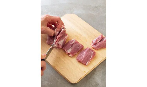 豚肉はかたまり肉を使い、繊維に沿った方向に切ると、焼いたときにやわらかく仕上がる。