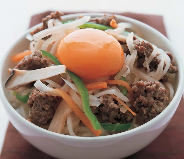 肉のうまみがうつった大根をどーんとのせて！「野菜たっぷりビビンバ丼」