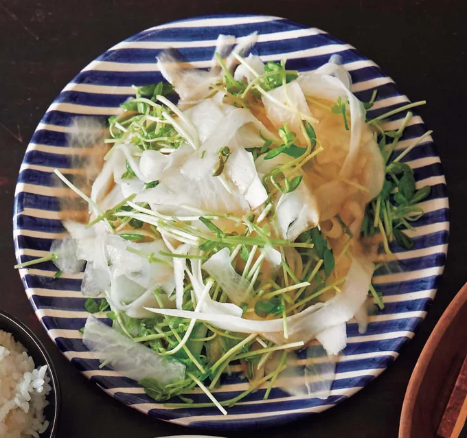 ひらひらと薄い大根は味がからみやすい「リボン大根と豆苗のさっぱりサラダ」