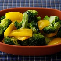朝食のトーストに添えたい！ 緑黄色野菜の最強コンビ「パプリカとブロッコリーのホットサラダ」