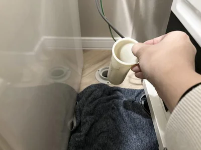 プラスチックのコップのようなものが入っているので、それも出します