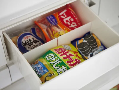 お菓子用の引き出しを、浅いものと深いものの2つを用意。袋で買ってきたお菓子は深いほうに入れている