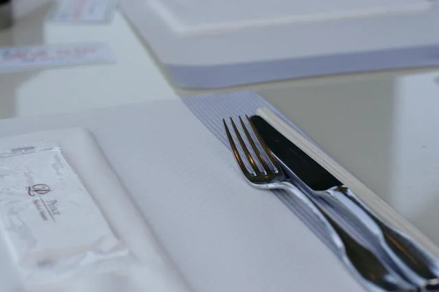 なぜ食卓用ナイフの先が丸くなっているの？