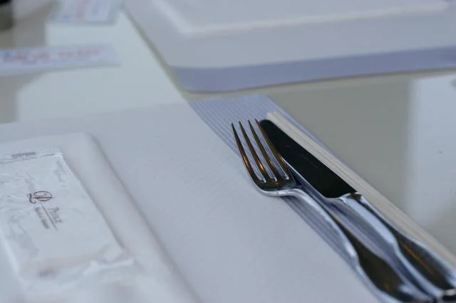 なぜ食卓用ナイフの先が丸くなっているの?
