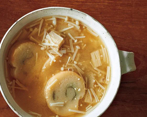 深い味わいを楽しめる「えのきたけと麩の味噌汁」と「牛トマト炒めご飯」／何も作りたくない日はご飯と汁だけあればいい（3）