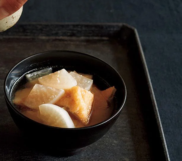 じんわりおいしい贅沢味の「油揚げと大根の味噌汁」と「鯛茶漬けご飯」／何も作りたくない日はご飯と汁だけあればいい（4）