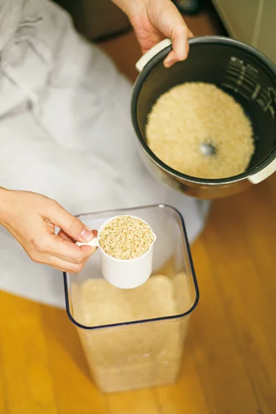 【写真を見る】翌日用のご飯は、前の晩から1日分の米を洗って浸水させておけば、朝バタバタしなくてもOK