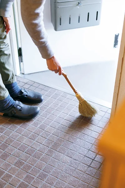 玄関の掃除は、靴箱にしまってある小さなほうきでササッと