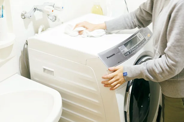 【写真を見る】洗濯機の上にたまるホコリは、これから洗うタオルなどでサッと拭いて