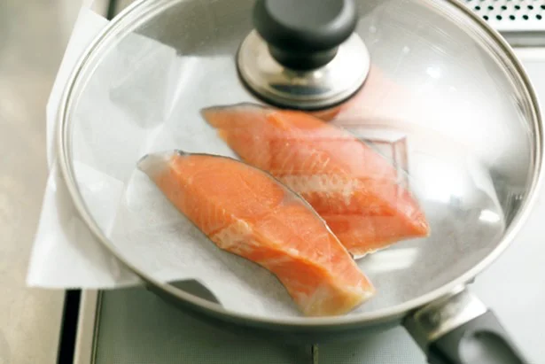 解凍しておいた魚や肉を調理すれば、夕食作りも短時間でOK。焼き魚もクッキングシートを敷いたフライパンで。洗い物がグッとラクに