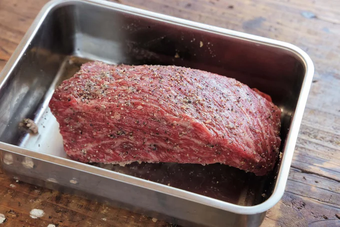 牛肉は室温に約1時間おいて、表面に下味をすり込む