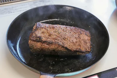 フライパンにオリーブ油を熱し、1面ずつ焼いて全体に焼き色をつける