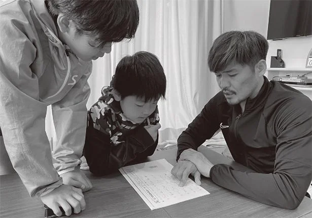 「約分ってなんや！」学校の宿題に息子と二人で四苦八苦！／大久保嘉人 現役Jリーガー主夫（6）