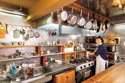 「目に見えないとすぐ忘れてしまうから、保存瓶も道具もキッチンは〝見える化〞を心がけています」と瀬尾幸子さん。