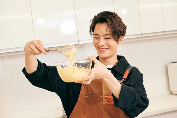 クリスマスシーズン到来！俳優・塩野瑛久さんがオーブンなしで作れるチョコレートブッシュドノエルに挑戦／塩野瑛久の今日はこれ作ろう（6）