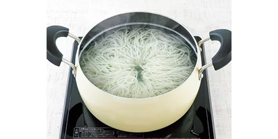 丸みのある鍋本体の中で対流が起こり、対流の「かきまぜ」効果で、麺類がくっつきにくく、吹きこぼれもしにくい。