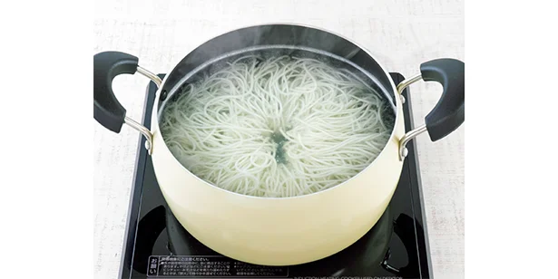 丸みのある鍋本体の中で対流が起こり、対流の「かきまぜ」効果で、麺類がくっつきにくく、吹きこぼれもしにくい。