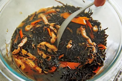 材料をボウルに入れてレンジで約10分！ほったらかし「ひじきのレンジ煮」