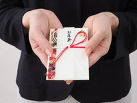 親への「お年玉」は失礼？ 子どもへの金額の目安は？知っておきたいお年玉のマナー【年末年始、これだけは知っておきたい】