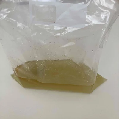 フリーザーバッグの中に　酒・ごま油・おろしニンニク、こんぶ茶を入れよく混ぜる