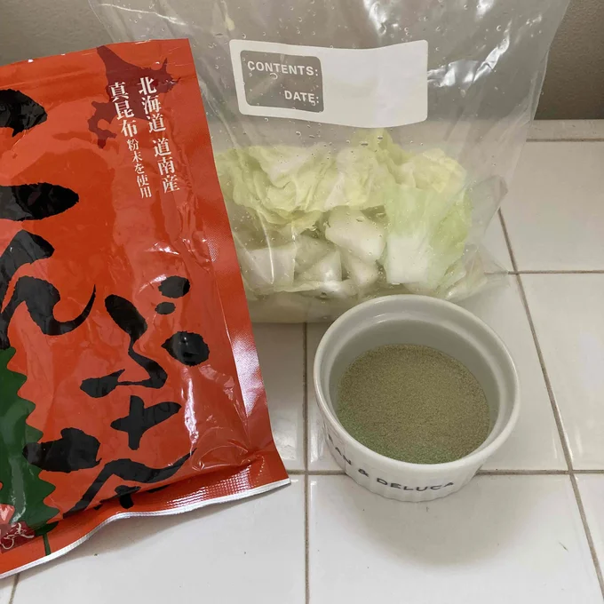 カットした白菜と大根に、こんぶ茶を入れるだけ