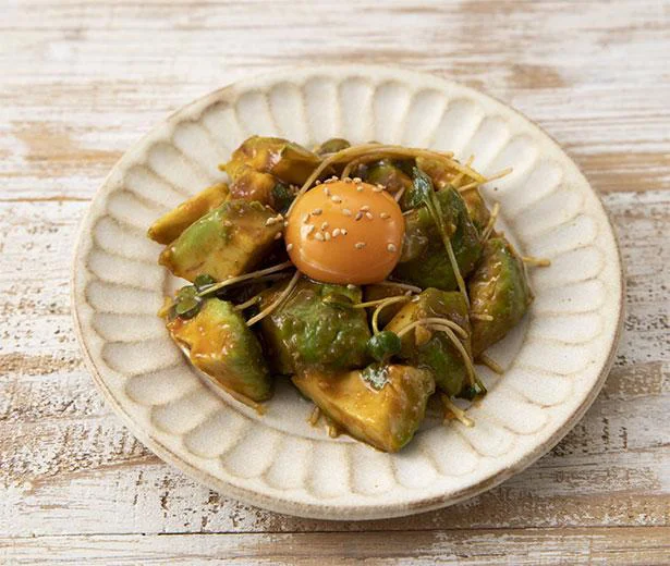 卵黄が絡んでこってり！ ごはんにのせても◎な「アボカドユッケ」／ゆるうま200円ごはん（10）