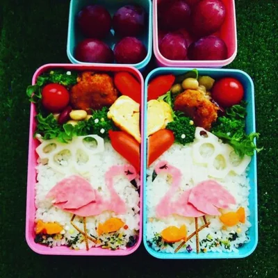 ハムのピンク色と長い脚で、なるほどフラミンゴ！　キャラ弁「ハートフラミンゴ弁当」（投稿者：ホシナミアイルさん）