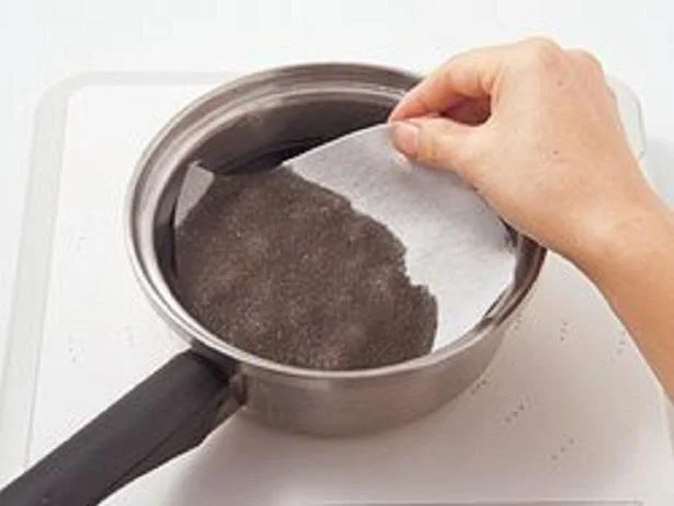 豆が煮汁から出ないように、厚めのペーパータオルで落としぶたをする。厚手のものでないと破けてしまうので、注意