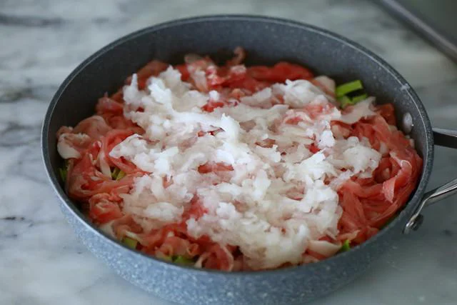 キャベツ、豚肉、すりおろした大根(汁ごと)の順番で、広げて重ね入れる