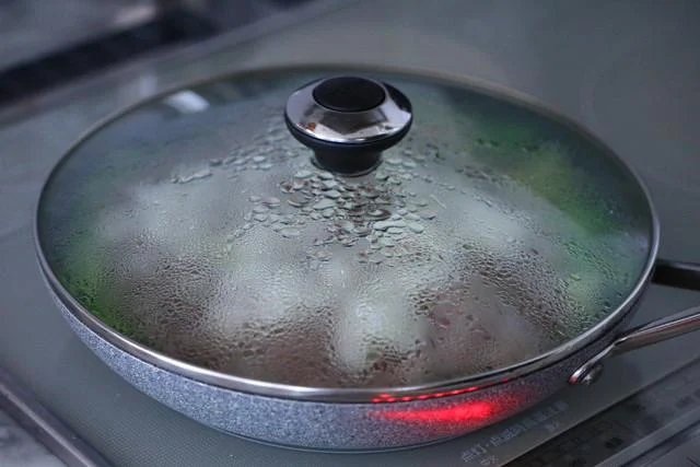 中火で5分ほど蒸し焼きにする