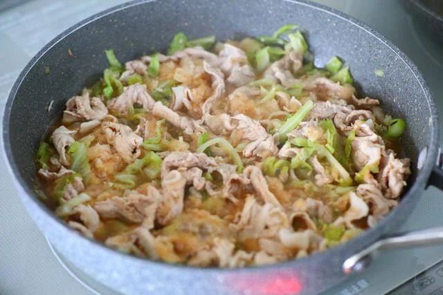 豚肉をほぐしながら全体をかき混ぜる