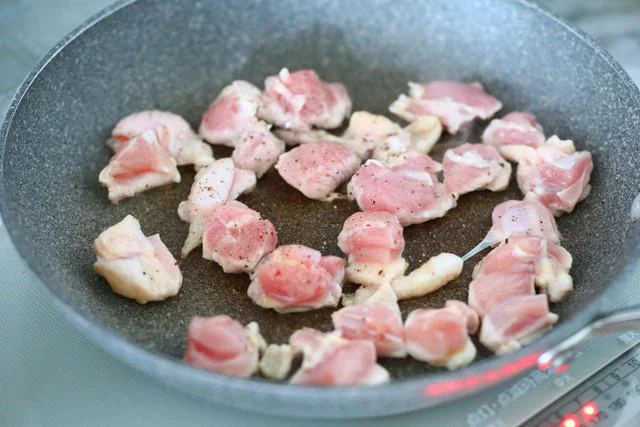 鶏肉を皮目を下にして入れ、中火で両面とも焼く