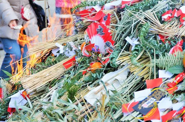 お正月飾りはどんど焼きか神社でお焚き上げを