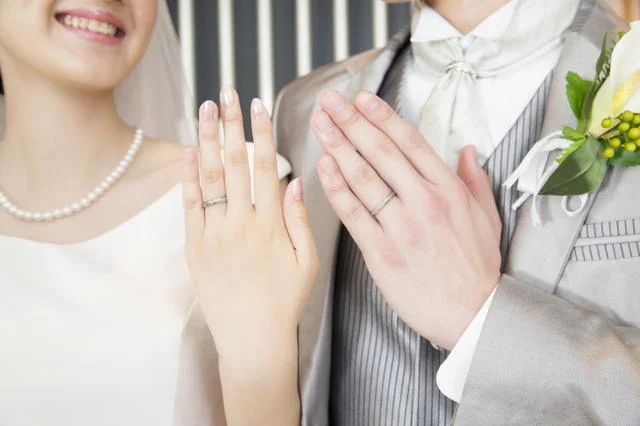 結婚指輪を左手の薬指にはめるのはなぜ？