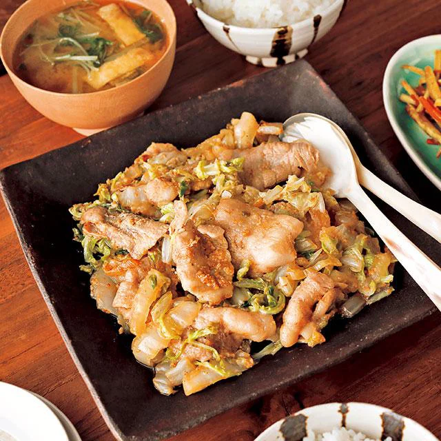 たっぷり入れたすりごまの香りで食欲をそそる！「白菜と豚バラのごま風味炒め」