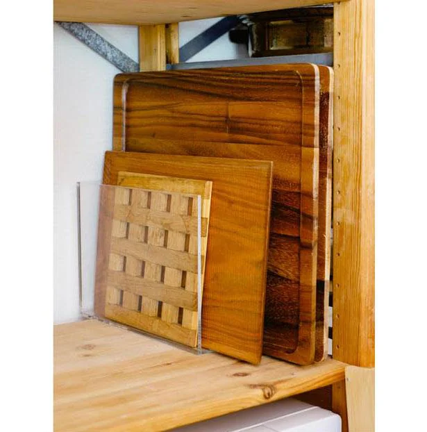 キッチンの棚のすき間やカウンターの上などに収納スタンドを置いて、トレイや鍋敷きを立てて収納。