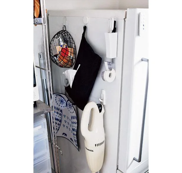 冷蔵庫の側面にはマグネットを利用して吊るし収納。