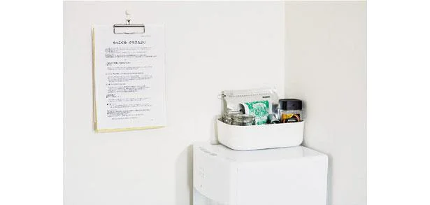 使いづらいキッチン備え付けの棚も、無印アイテムを使えばまだまだ収納力アップできる！／もっともっと知りたい無印良品の収納（3）