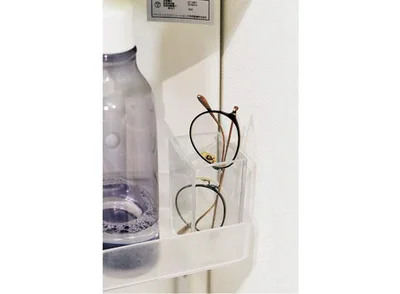 コンタクトを外すタイミングでかけるメガネは、洗面所の特等席に。