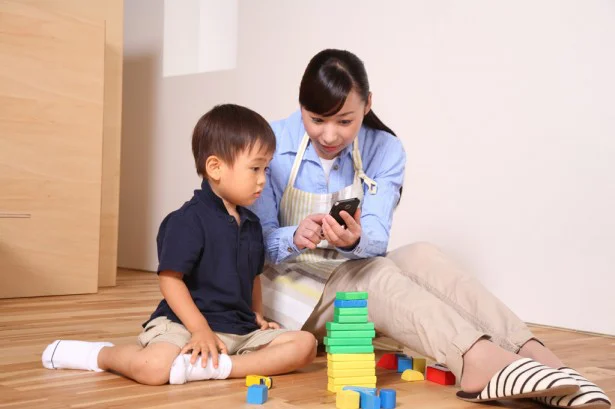 子守りのお手伝いにスマホを使うのってあり？ 賛否両論の「スマホ育児」とは