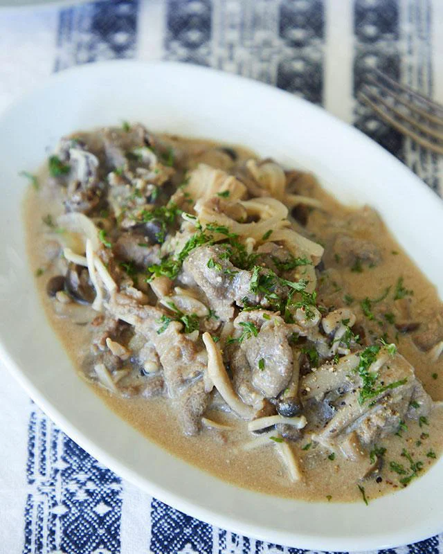 生クリームの代わりにヨーグルトを使って！「牛肉ときのこのフリカッセ風」