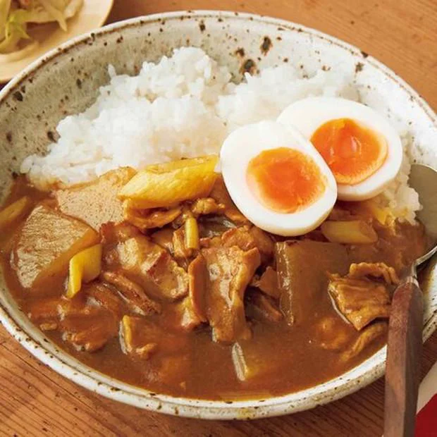 【画像を見る】だしの香りに癒やされる「豚バラ肉と大根のカレー」