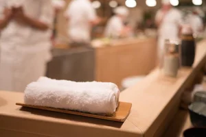 実は口を拭くのもNG!? おしぼりの正しい使い方／知らないと恥をかく大人のマナー（1）
